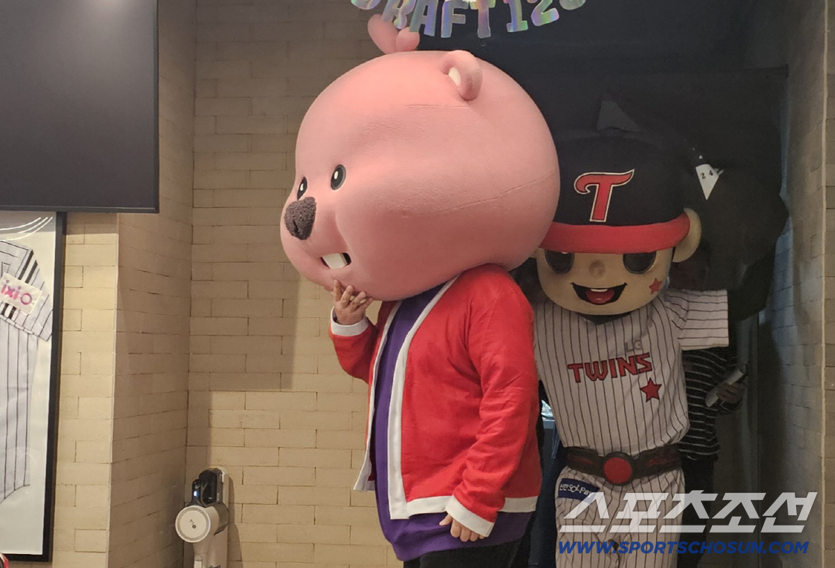 "우승 못해도 하고싶다." 루피 탈쓰고 나타난 차단장. 80명과 즐거운 …