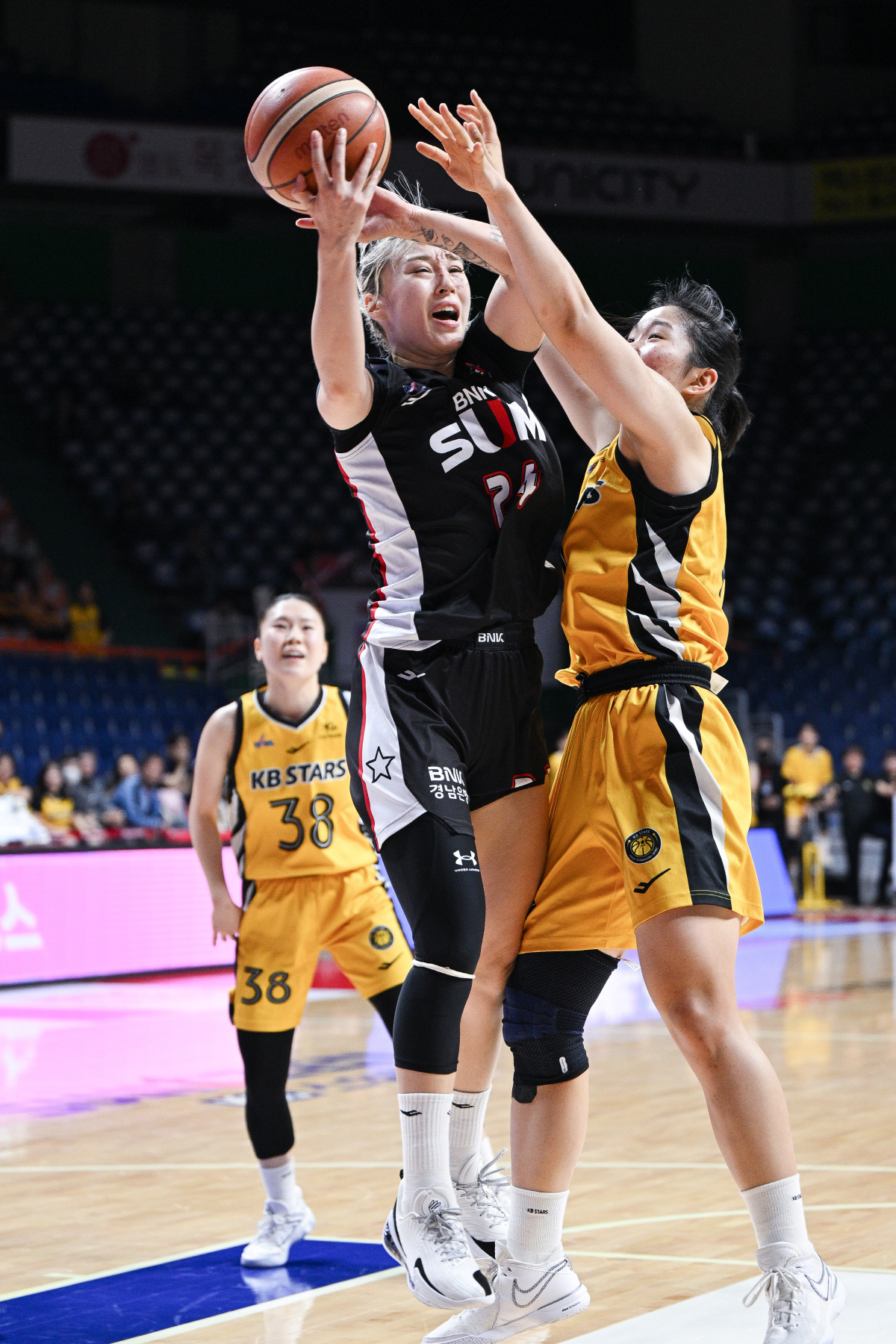 BNK, 높이의 우위로 KB스타즈 꺾고 공동 2위 등극