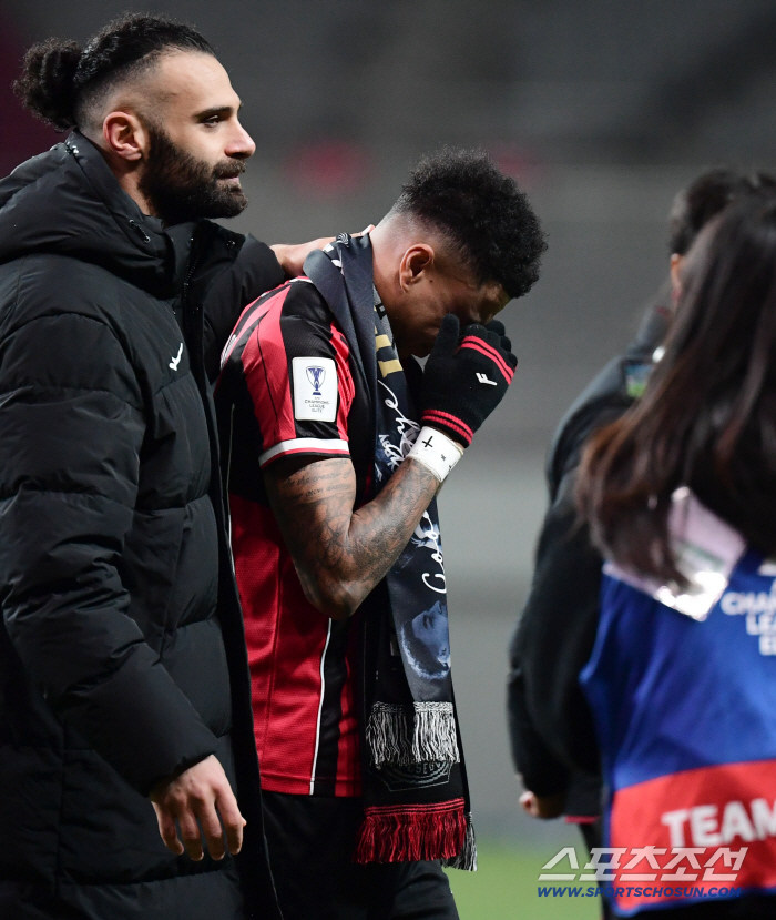 [현장에서]'울보' 린가드, 고별전서 결국 참지 못하고 '눈물 뚝뚝'…한국말로 