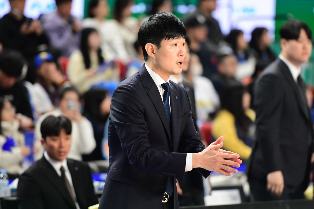 [현장인터뷰] 가스공사 강 혁 감독의 극찬. 고졸 루키 양우혁 "4쿼터 …