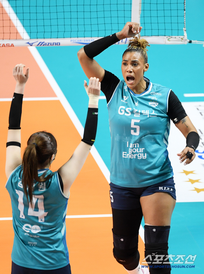 '이럴수가' 쿠바 괴물 범실로 자멸했다, 충격적 완패…