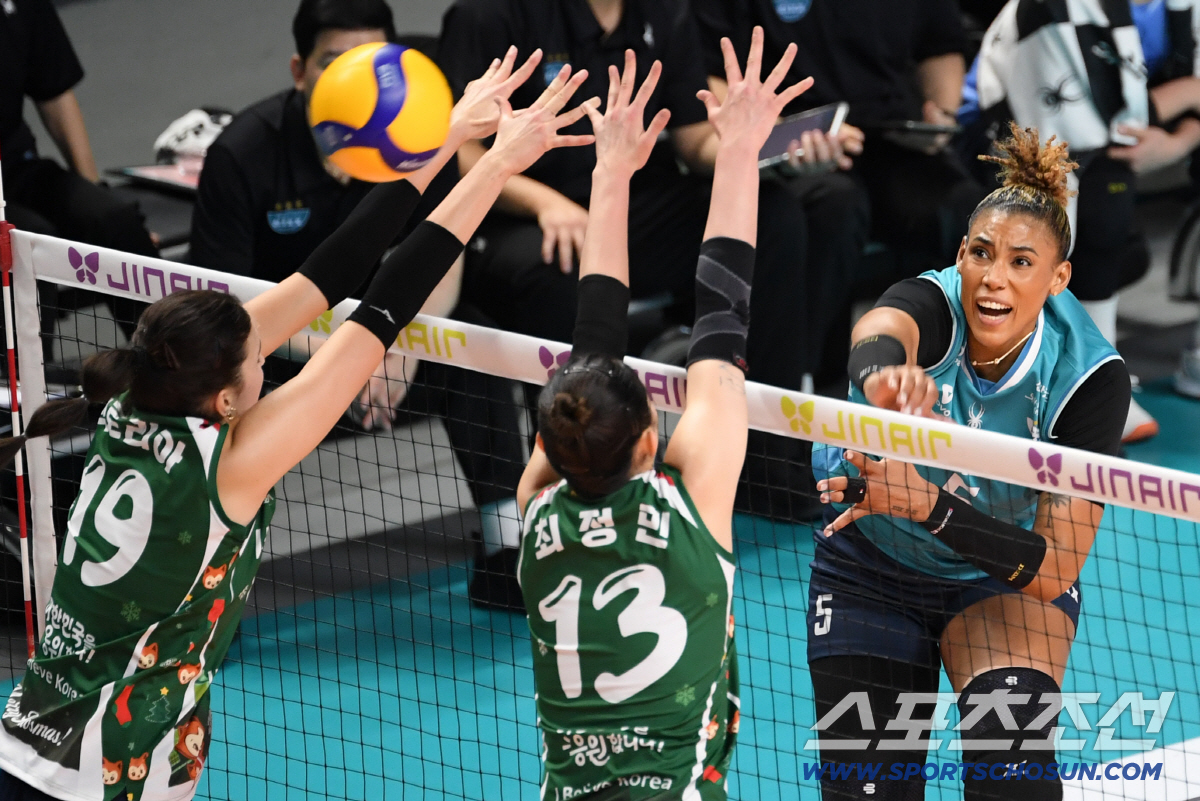 '이럴수가' 쿠바 괴물 범실로 자멸했다, 충격적 완패…"무릎 통증? 그것…