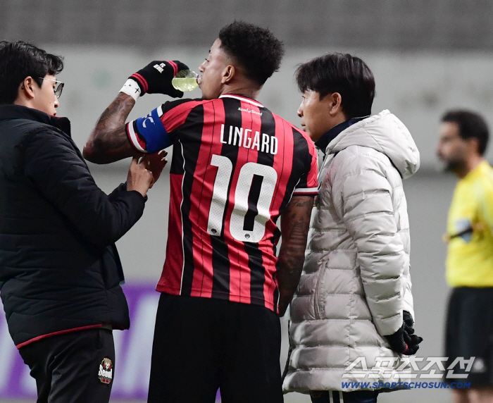 [현장인터뷰]'월클 제자' 떠나보낸 김기동 감독의 마음 "린가드 너 땜에 2년간 참 피곤했다!"