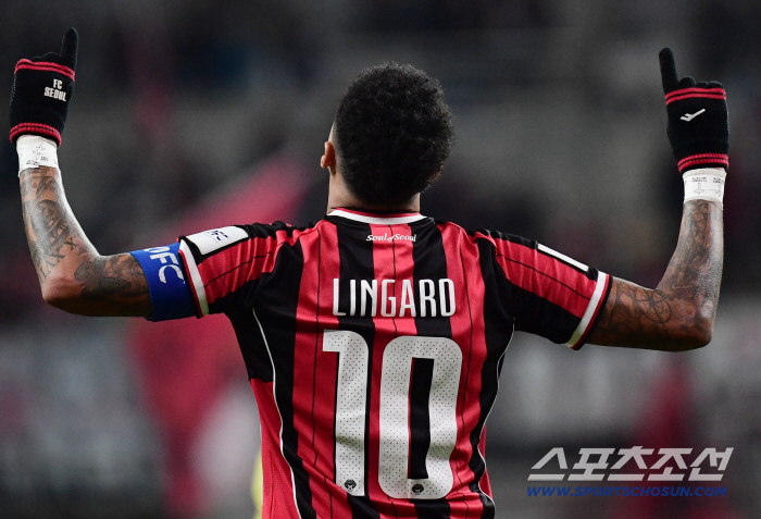 '결국 폭풍 눈물' 상암벌 FC서울 팬들과 마지막 작별 인사, "먼 곳에 있어도 언제나 난 서울남자"[상암현장]