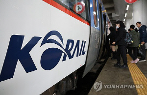[현장] 시민·여행객·외국인 '철도파업 유보'에 안도…