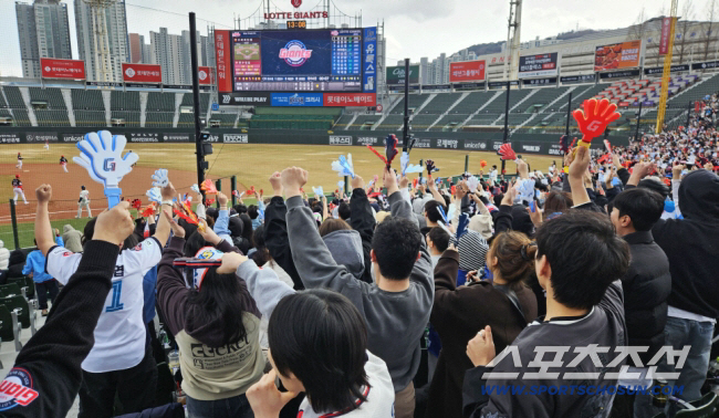 "K-팝 듣고 던지면 구속 올라간다" 개막 시리즈 1군 데뷔전부터 3연속…