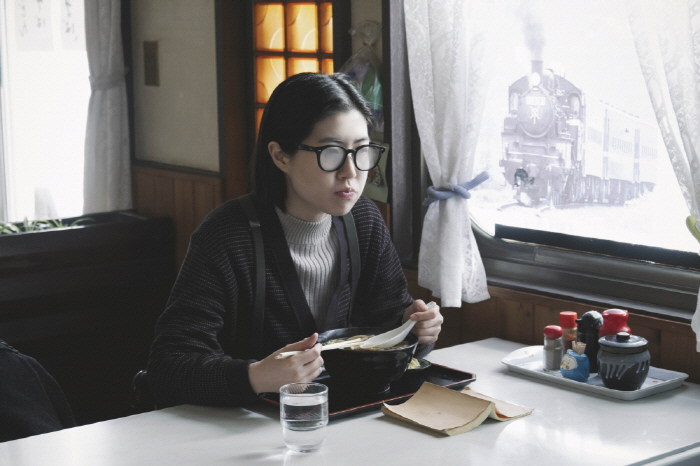 [SC인터뷰] "내게도 짤이 생겼다니!"…'여행과 나날' 심은경, 거장과…