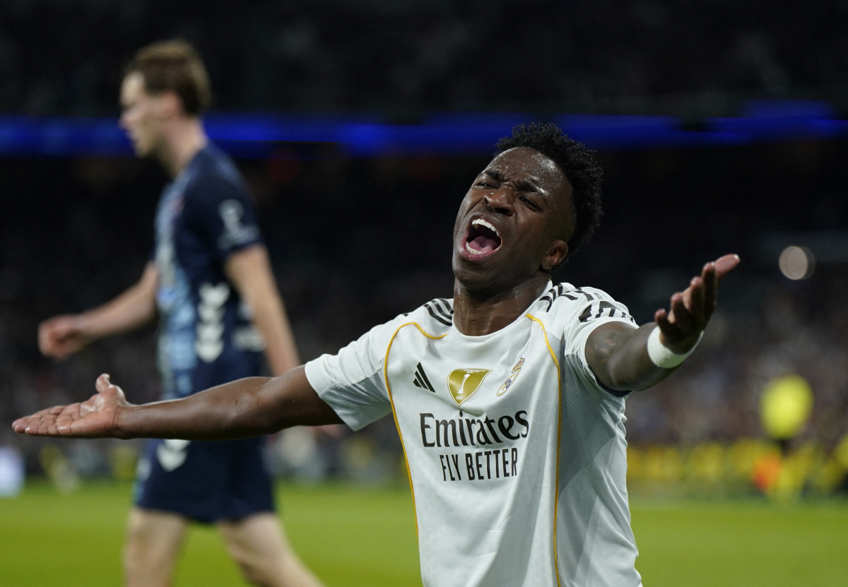 "비니시우스 썩 나가라" 레알 마드리드 팬심 뒤집혔다, 발롱도르급 슈퍼스…