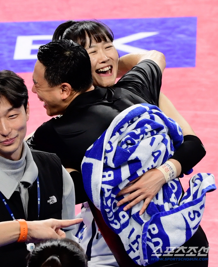 "라커룸, 숙소에서 펑펑 울었더니" 트레이드 승부수의 각성, 우승 후보 1순위의 위엄 되찾았다