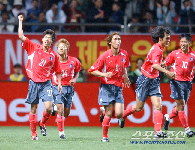 "박지성 잉글랜드전 헤더골이 벌써 23년전" 日-英 거짓말같은 '만우절 …