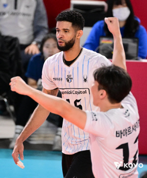 젊은피의 거친 맹공, 노련한 챔피언의 진땀승…'레오 35득점' 현대캐피탈 3연승, 삼성화재 8연패 수렁 [대전리뷰]