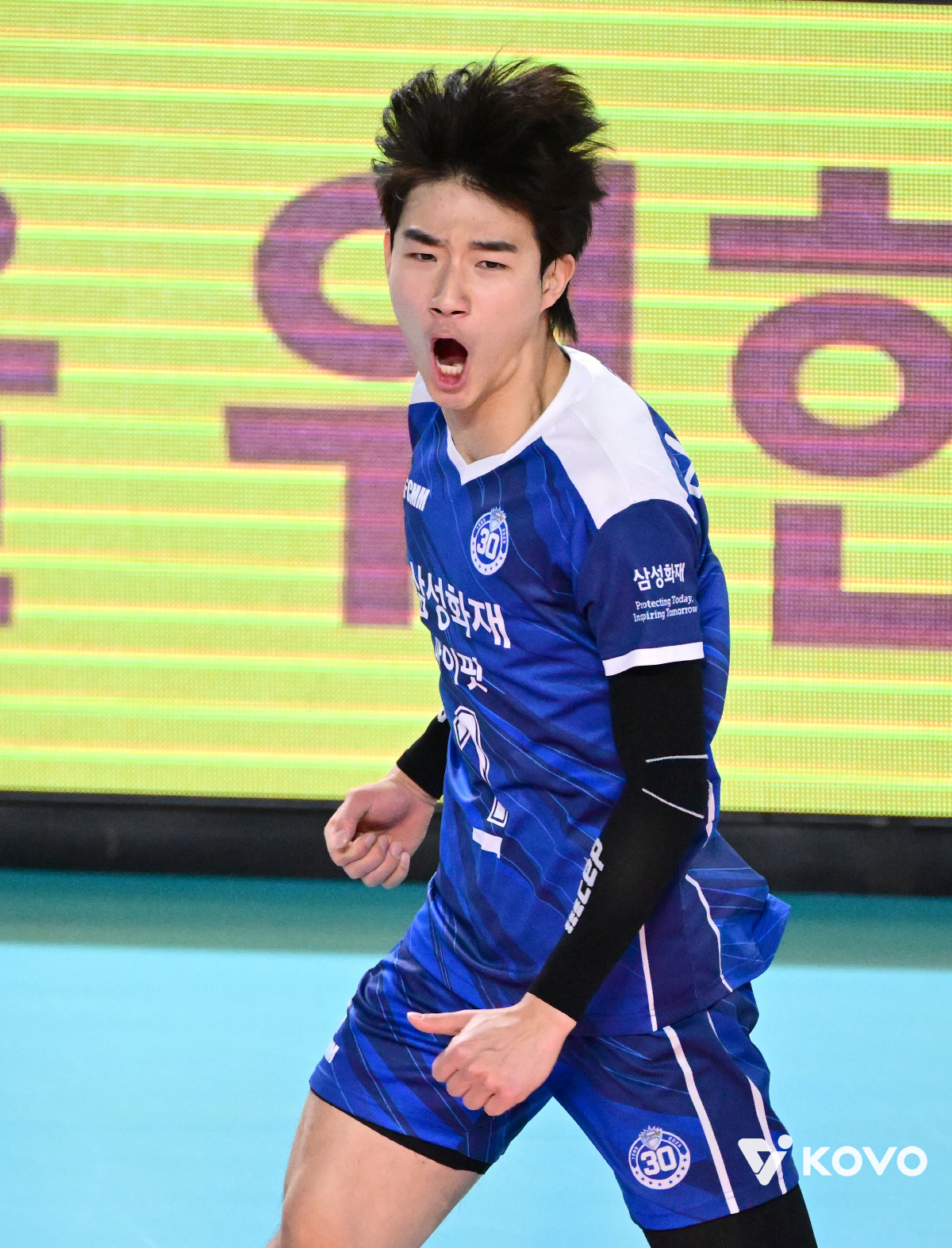 젊은피의 거친 맹공, 노련한 챔피언의 진땀승…'레오 35득점' 현대캐피탈…