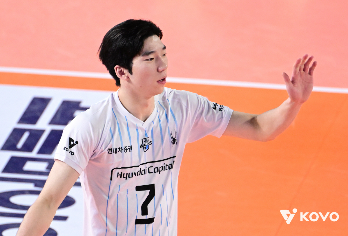 젊은피의 거친 맹공, 노련한 챔피언의 진땀승…'레오 35득점' 현대캐피탈…