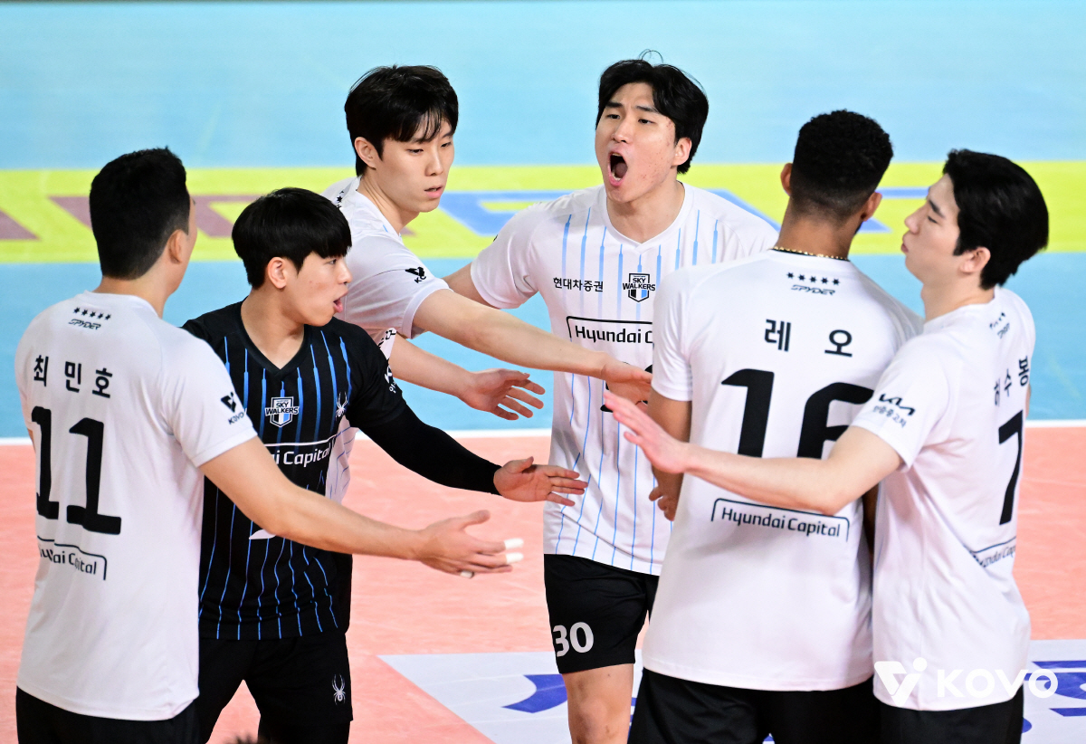 젊은피의 거친 맹공, 노련한 챔피언의 진땀승…'레오 35득점' 현대캐피탈…