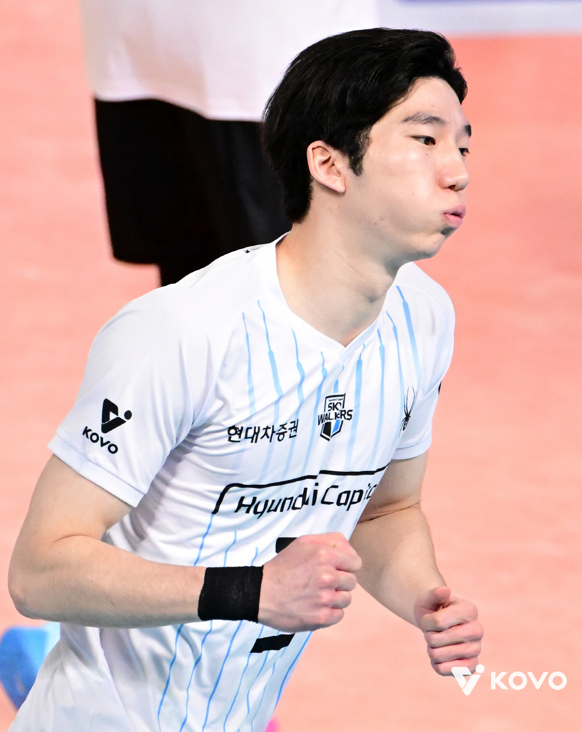 젊은피의 거친 맹공, 노련한 챔피언의 진땀승…'레오 35득점' 현대캐피탈…