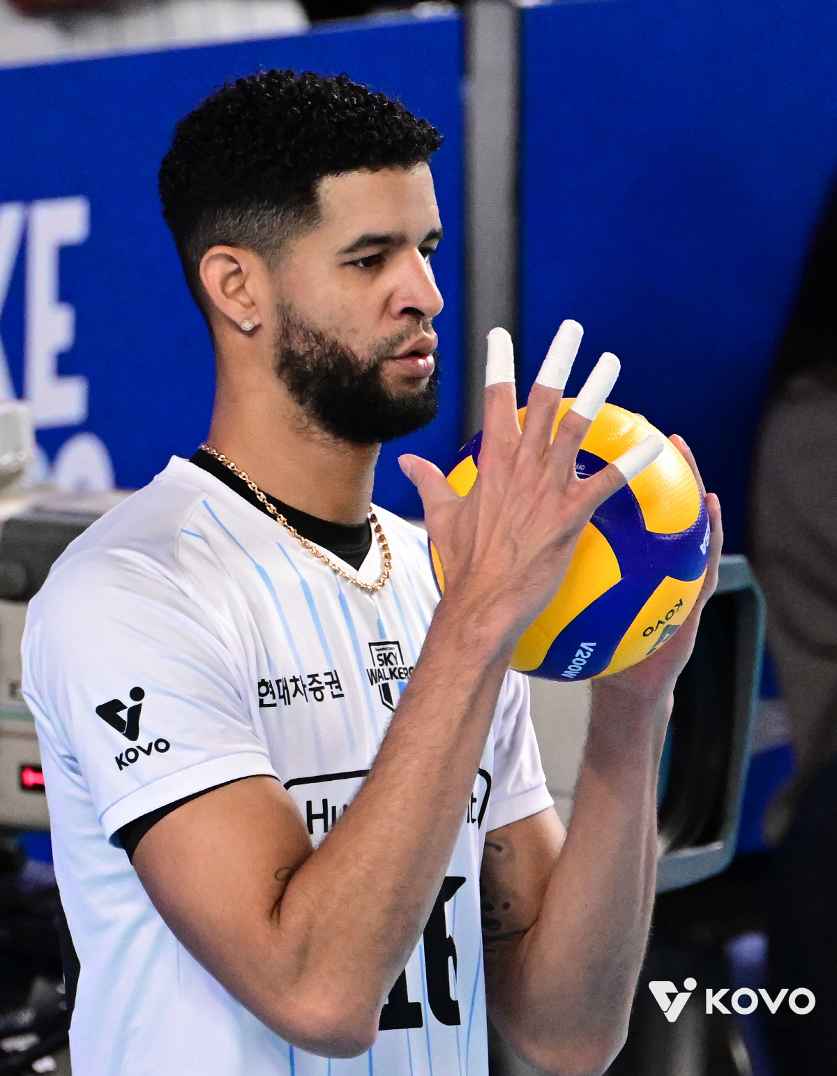 젊은피의 거친 맹공, 노련한 챔피언의 진땀승…'레오 35득점' 현대캐피탈…