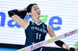 만나면 풀세트! 패승패승승 → '김세빈 깜짝 활약' 한국도로공사, 선두 저력 과시하며 흥국생명 3-2 제압