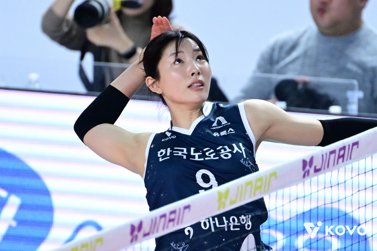 만나면 풀세트! 패승패승승 → '김세빈 깜짝 활약' 한국도로공사, 선두 …