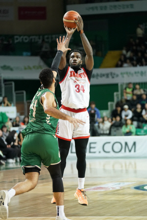 [현장분석] 전희철 기획, 안영준 연출. DB 알바노 '봉인'. 1.1초 남기고 깨졌다. 기적 버저비터 역전 3점슛. DB 65대63, SK에 대역전극.