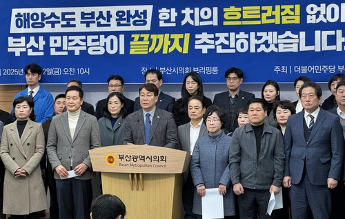 "결단 존중" vs "무책임한 도피"…전재수 사의에 반응 엇갈려