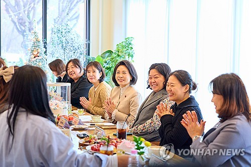 金여사 "아이 키우기 행복한 대한민국 되도록 적극 힘 보탤 것"