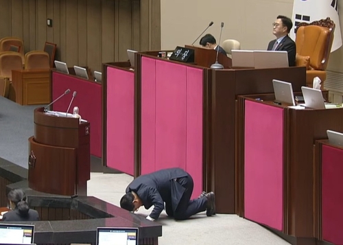 송석준 "있어선 안 되는 비상계엄 사죄"…새벽 필버 도중 '큰절'