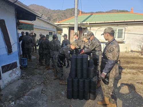 [픽! 연천] 육군 5군단 번개대대, 취약계층에 연탄 2천장 나눔