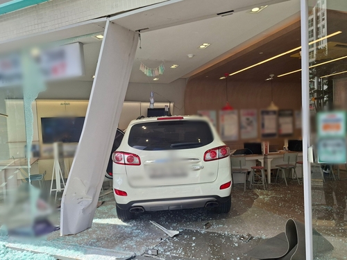 양산서 SUV가 휴대폰 대리점·카페 돌진…1명 경상