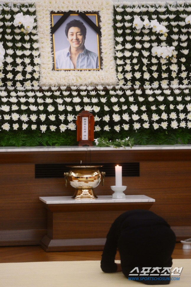 듀크 故김지훈, 마약 논란 뒤 내리막...이혼·생활고 끝내 비극적 결말 …