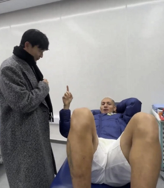 "손흥민 내 덕에 우승"→"너 말고 존슨이지" 쏘니 끌어안고 '까르륵' …