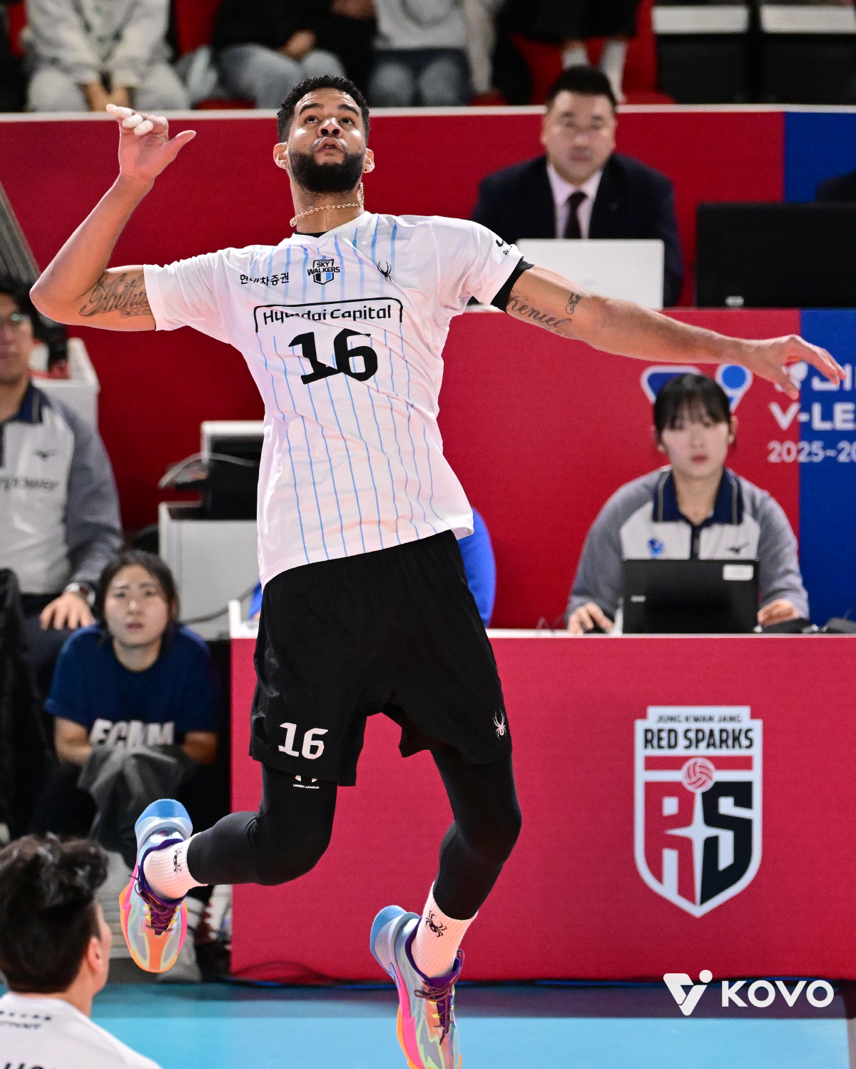 '35득점+70% 성공률' 레오, 674일만의 위업 달성…왜 하필 그 상…