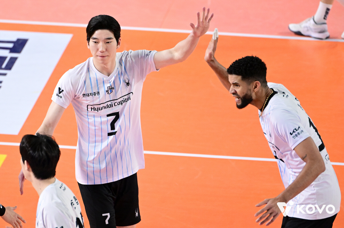 '35득점+70% 성공률' 레오, 674일만의 위업 달성…왜 하필 그 상…