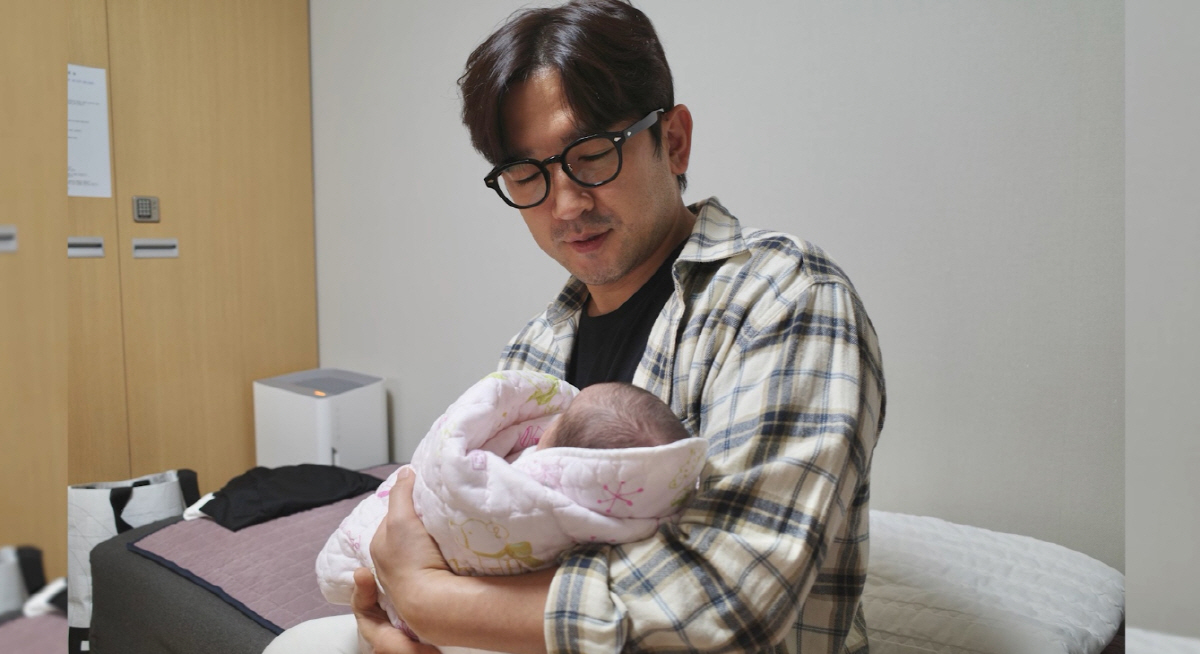아빠된 이민우, 둘째 딸 안고 감격..♥이아미, 33시간 진통 끝 출산(…