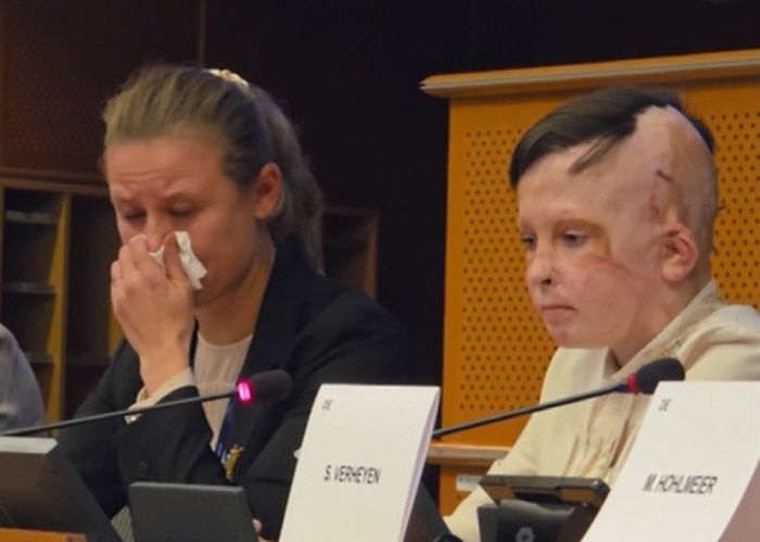 "엄마 머리카락 만지며 마지막 인사"…11살 소년 증언에 통역사·의원들 …