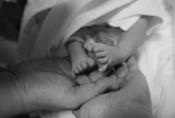 이민우, 둘째 딸 발만 공개했는데 '반응 폭발'...한 손에 담긴 천사 …