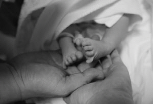 이민우, 둘째 딸 발만 공개했는데 '반응 폭발'...한 손에 담긴 천사 