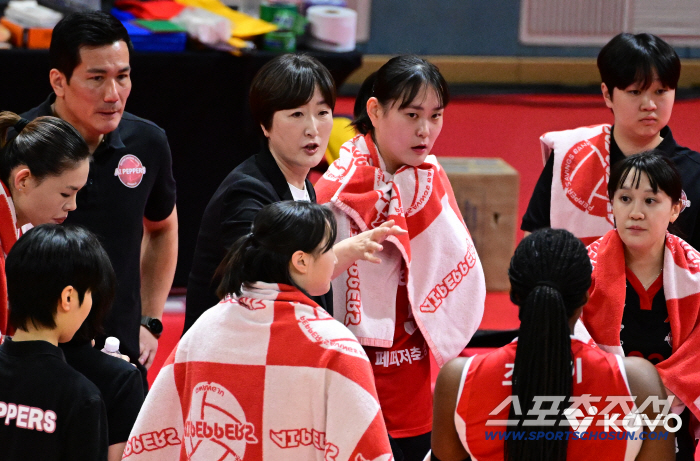 조이 혼자 34점 폭격에도 6연패 막지 못했다. 장소연 감독 "배구 혼자서 되는게 아냐"