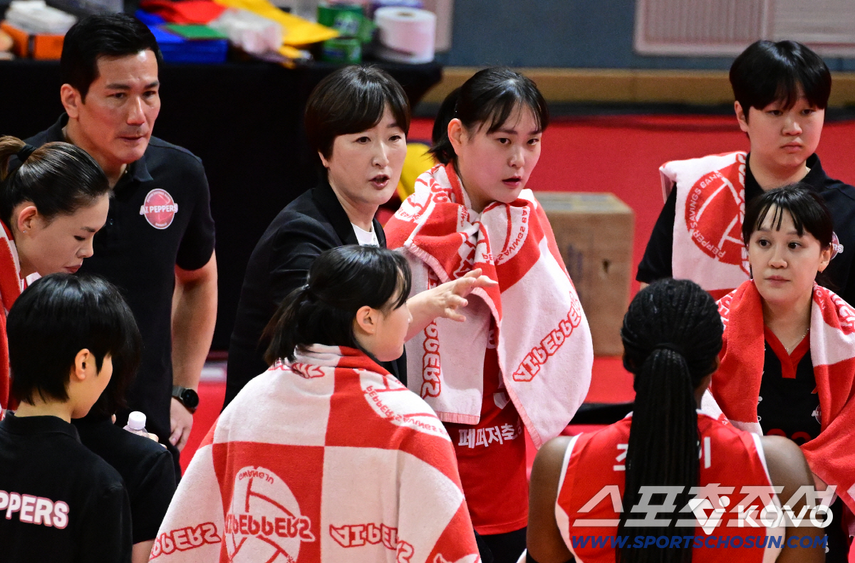 조이 혼자 34점 폭격에도 6연패 막지 못했다. 장소연 감독 "배구 혼자…