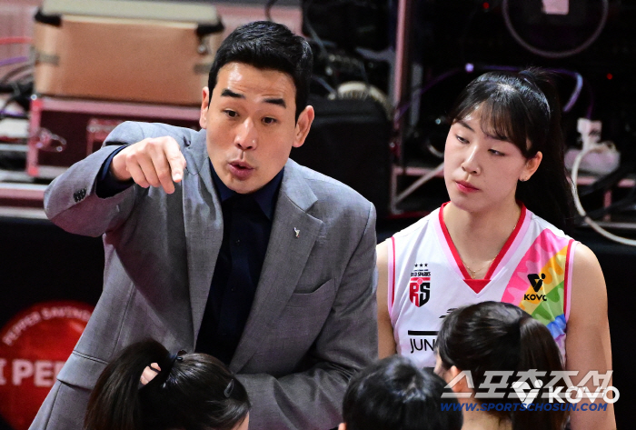 '김연경 수제자' 다음주 오는데 4연패 끊고 반등 준비. 꼴찌지만 희망봤다. 고희진 감독 "카드 하나 더 잡았다"