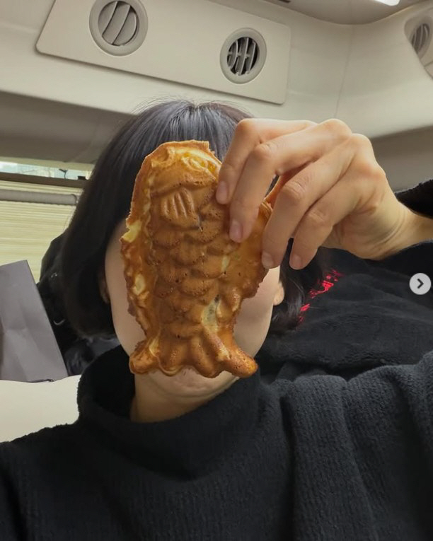 '아들맘' 박신혜, 붕어빵으로 가려진 얼굴…팬들 "얼굴 크기 실화냐"