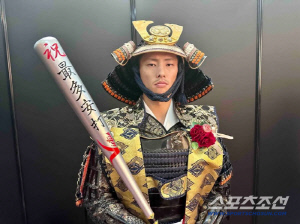 5년 연속 골든글러브 수상하면 뭐하나…FA 신청했는데 누구도 연락하지 않는다, 괴상한 퍼포먼스가 발목 잡았나[민창기의 일본야구]