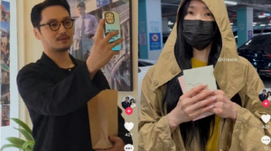 변요한♥티파니, 커플링·포르쉐까지 포착… 팬들은 이미 눈치챘다[SC이슈]