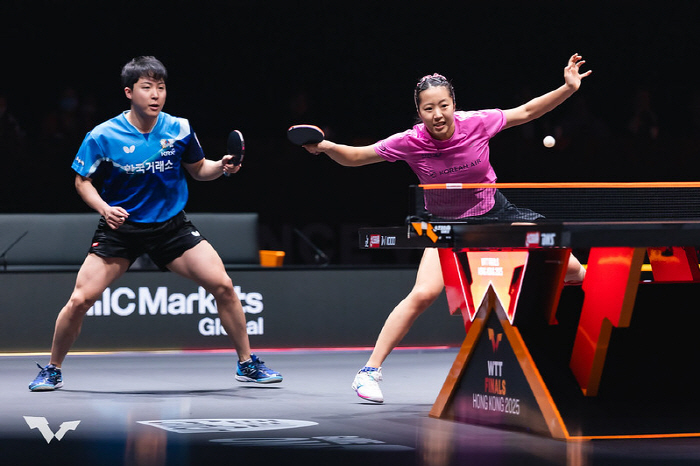 "만리장성에 이런 압승이라니!" 임종훈X신유빈 '세계1위'중국조 꺾고 W…