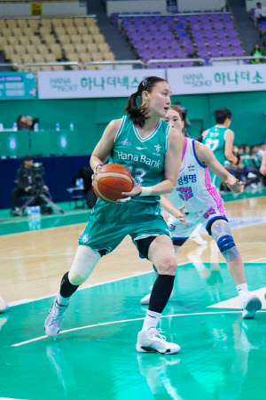 [WKBL리뷰]'왕언니의 품격' 하나은행 김정은. 파죽 6연승 이끌다…삼성생명에 역전승 인도, BNK는 2연승