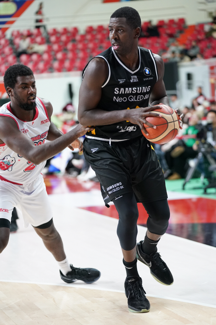 [KBL리뷰]삼성, 현대모비스 84-61 대파 연패 탈출…용병1명+골밑열세 모비스 7연패 수렁