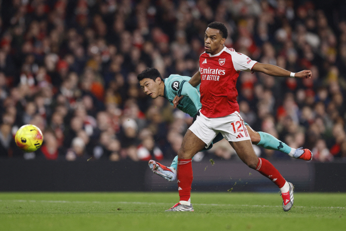 "아! '황소 모드' 황희찬 일대일 찬스+2호골 아깝다!" 아스널전 선발→80분 활약…불운한 울버햄튼, '더블 자책골'로 아스널에 1-2 패, 9연패 늪[EPL 리뷰]