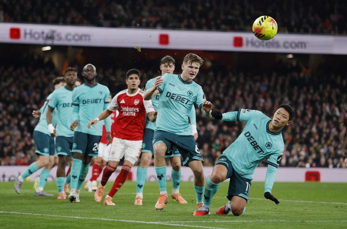 "아! '황소 모드' 황희찬 일대일 찬스+2호골 아깝다!" 아스널전 선발…