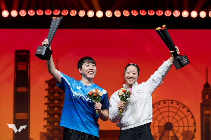 '충격!中세계1위조 18경기만의 첫패" '스마일듀오'신유빈X임종훈,웃는 …