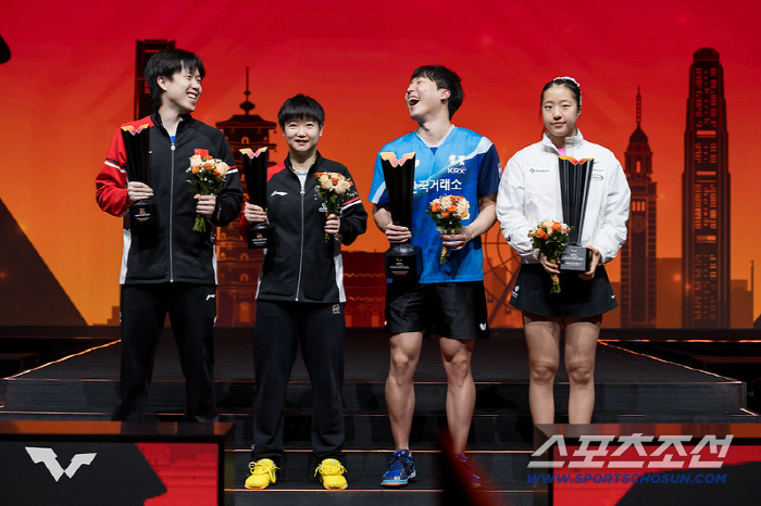 '충격!中세계1위조 18경기만의 첫패" '스마일듀오'신유빈X임종훈,웃는 …