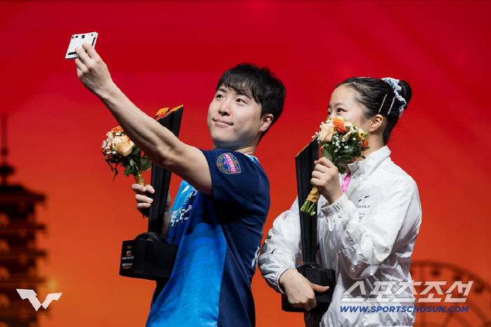 '충격!中세계1위조 18경기만의 첫패" '스마일듀오'신유빈X임종훈,웃는 …